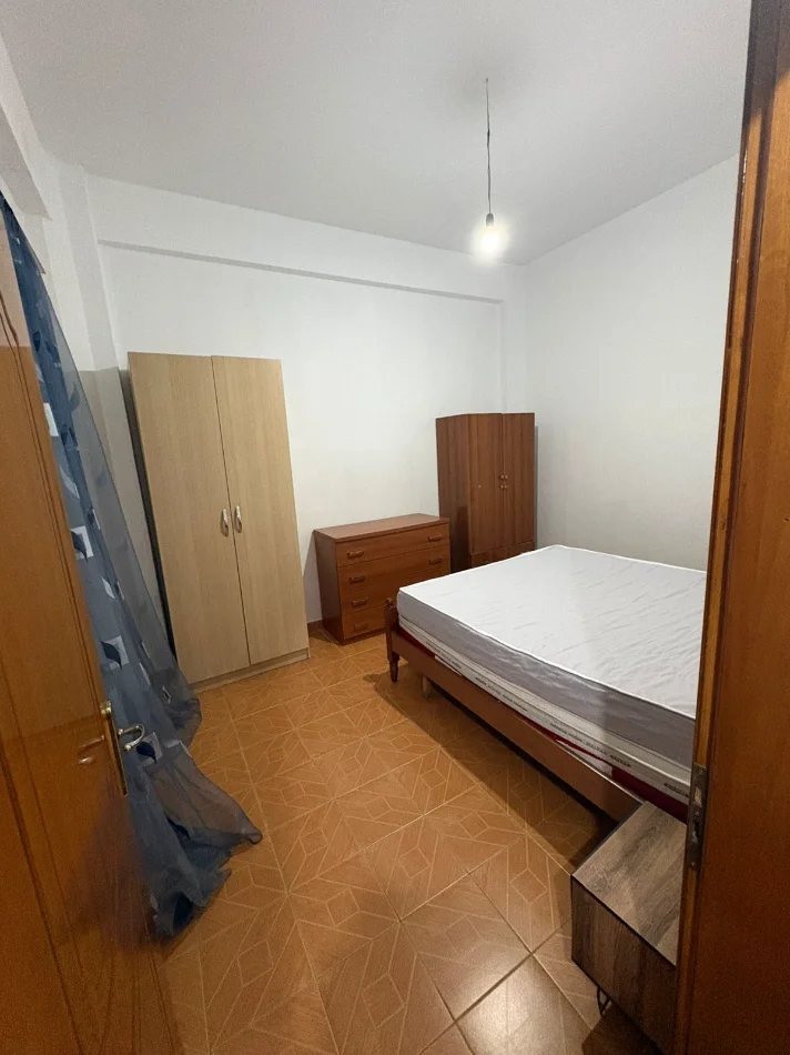 Tirane, jepet me qera apartament 1+1 Kati 1, 