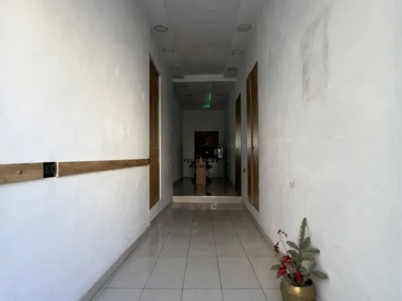 Tirane, jepet me qera dyqan Kati 0, 36 m² 450 € (RRUGA HOXHA TAHSIM)