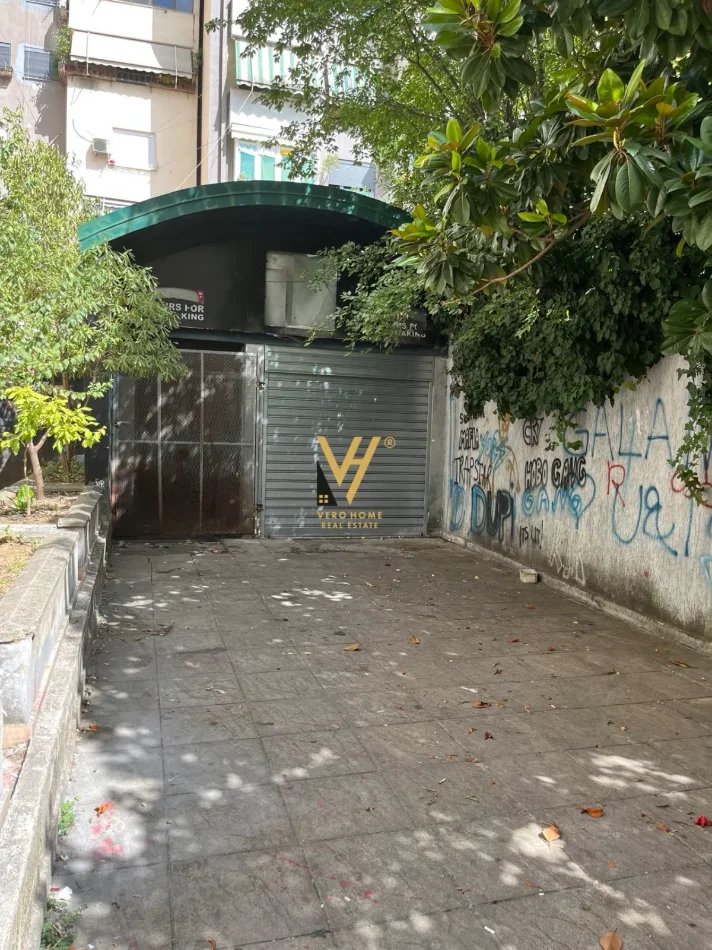 Tirane, jepet me qera magazine Kati 0, 30 m² 320 € (KOMUNA E PARISIT)