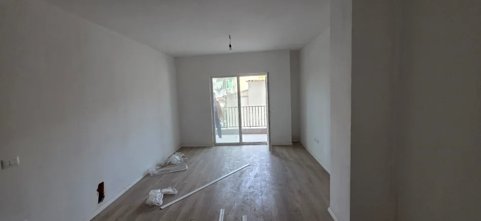 Tirane, shitet apartament 1+1 Kati 1, 71 m² 135.000 € (LAPRAKE)
