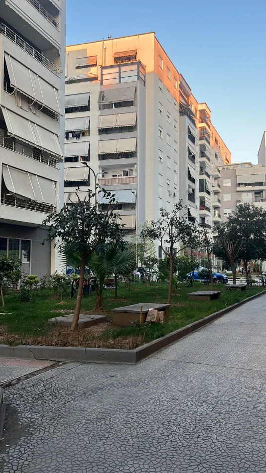 Tirane, shitet dyqan Kati 0, 120 m² 432.000 € (KOMUNA E PARISIT)