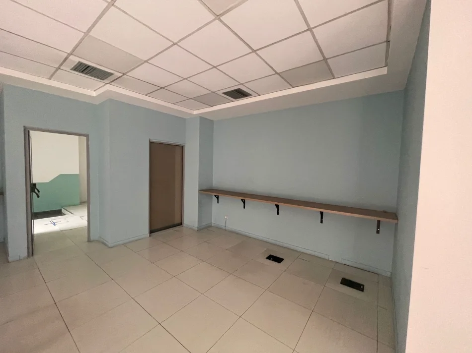 Tirane, jepet me qera ambjent biznesi Kati 2, 850 m² 10.000 € (Kompleksi Delijorgji)