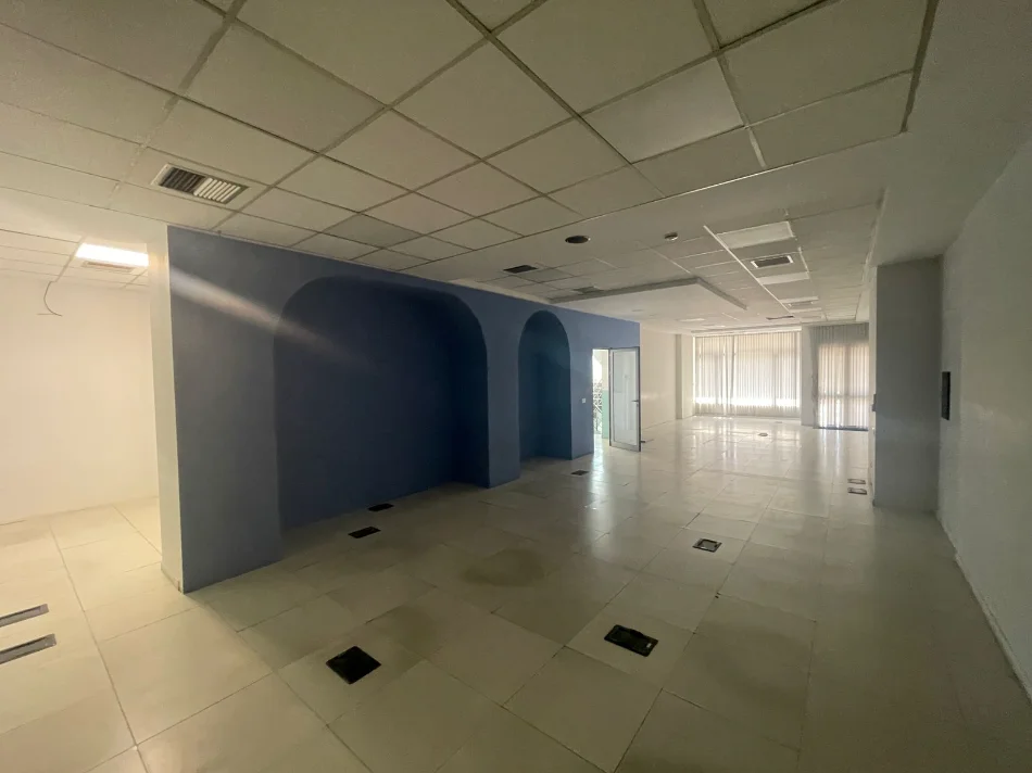 Tirane, jepet me qera ambjent biznesi Kati 2, 850 m² 10.000 € (Kompleksi Delijorgji)