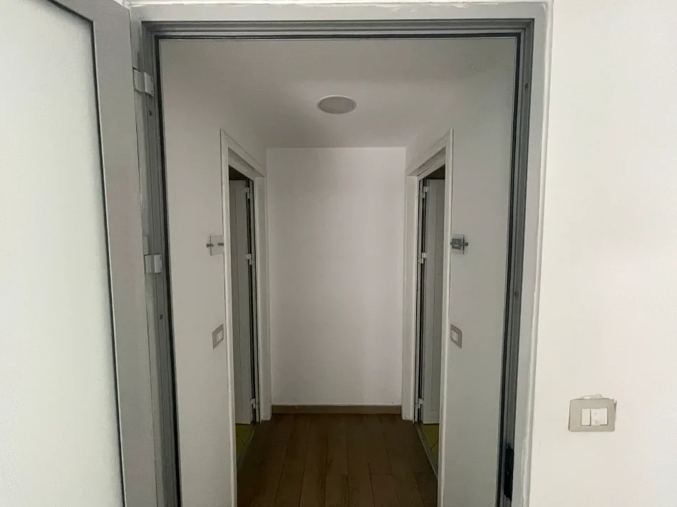 Tirane, jepet me qera ambjent biznesi Kati 2, 850 m² 10.000 € (Kompleksi Delijorgji)