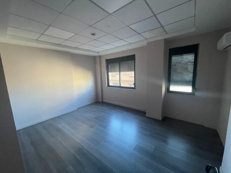 Tirane, jepet me qera ambjent biznesi Kati 2, 850 m² 10.000 € (Kompleksi Delijorgji)
