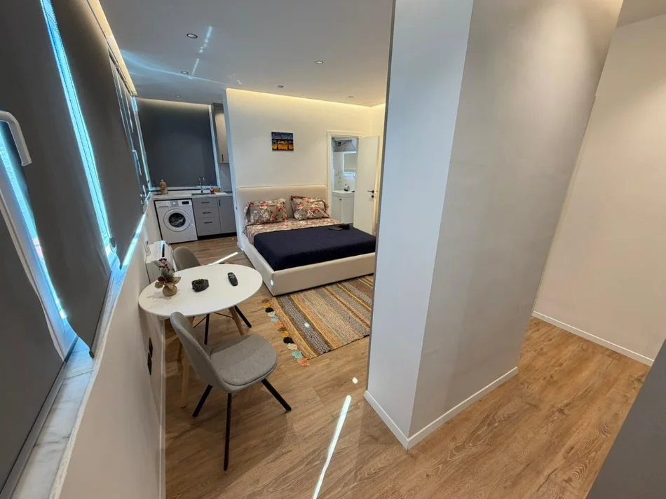 Tirane, shitet garsonier 1+1 Kati 2, 90 m² 240.000 € 