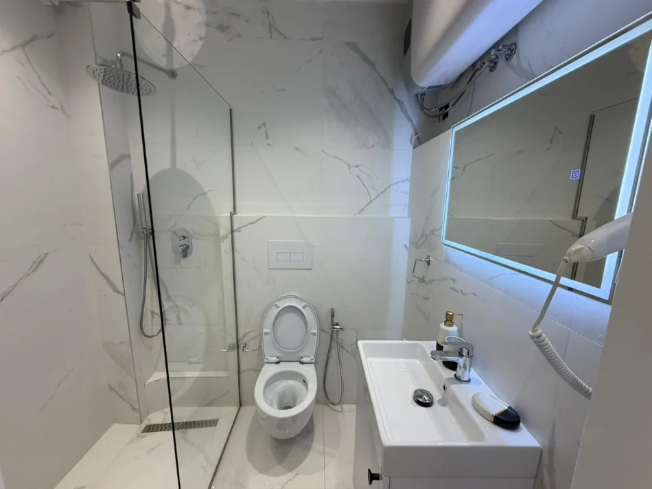 Tirane, shitet garsonier 1+1 Kati 2, 90 m² 240.000 € 