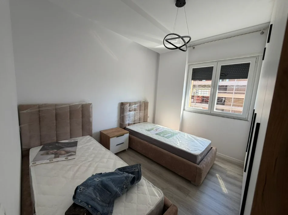 Tirane, jepet me qera apartament 2+1 Kati 4, 500 €