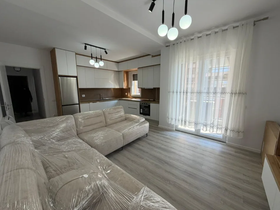 Tirane, jepet me qera apartament 2+1 Kati 4, 500 €