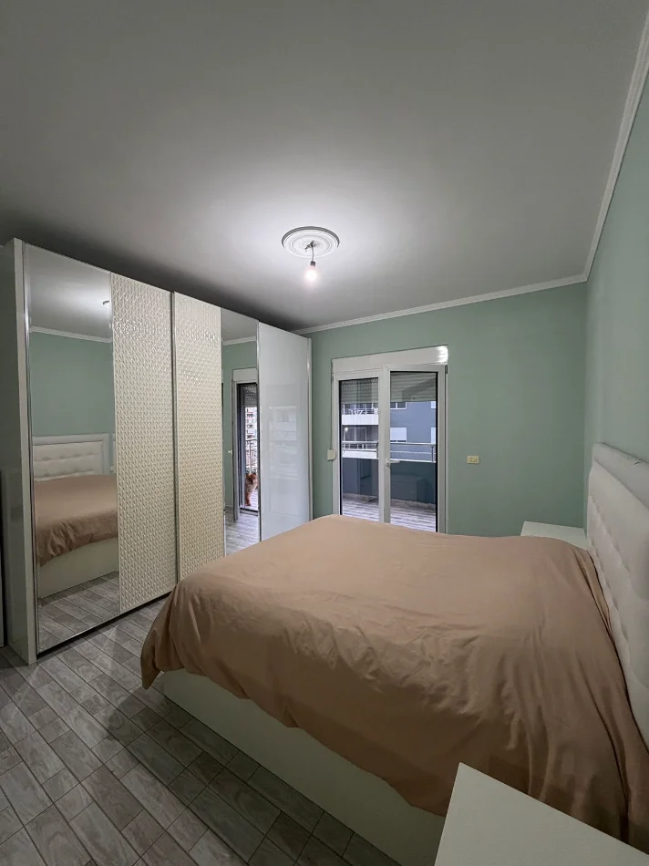 Tirane, jepet me qera apartament 2+1+Aneks+Ballkon Kati 5, 110 m² 600 € (yzberisht)