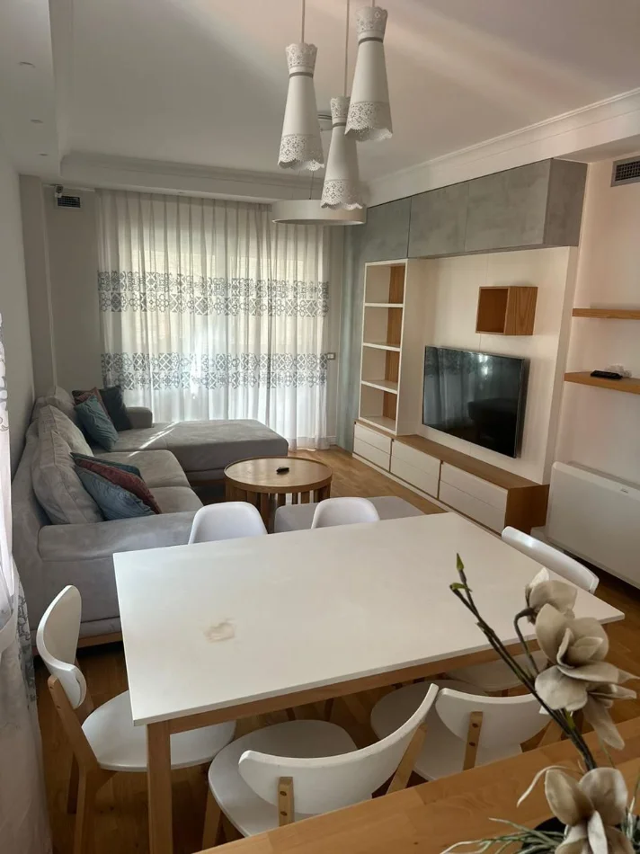 Tirane, jepet me qera apartament 3+1+Ballkon , 