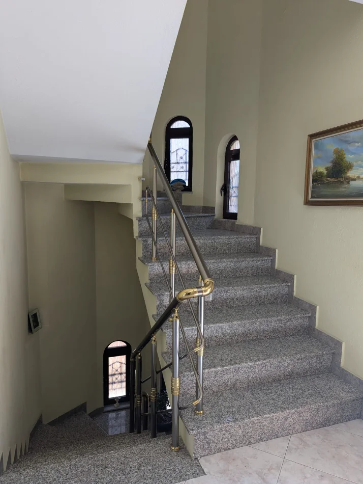 Tirane, shitet Vile 3 Katshe Kati 3, 260 m² 520.000 € (bulevardi ri)