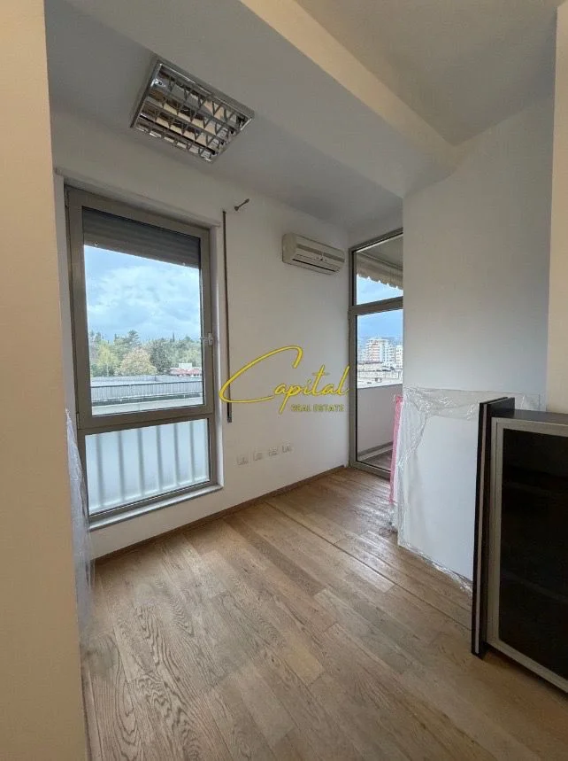 Tirane, jepet me qera ambjent biznesi Kati 4, 132 m² 2.000 € (Garda e Republikes)