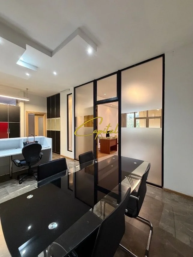 Tirane, jepet me qera ambjent biznesi Kati 4, 132 m² 2.000 € (Garda e Republikes)