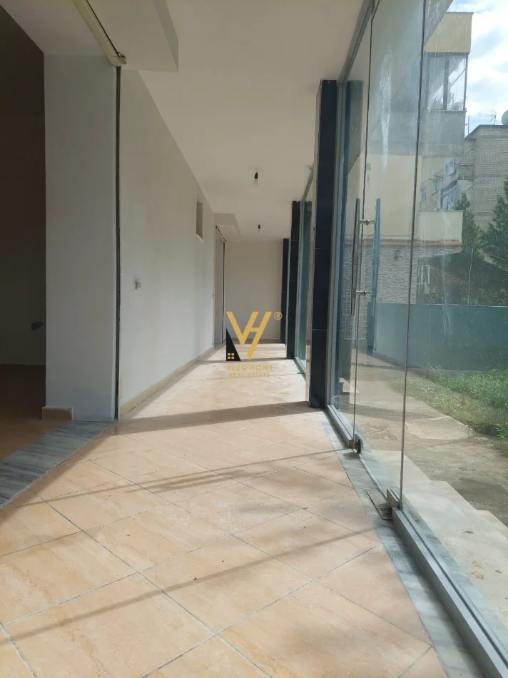 Tirane, jepet me qera dyqan Kati 0, 58 m² 620 € (LAPRAKE)