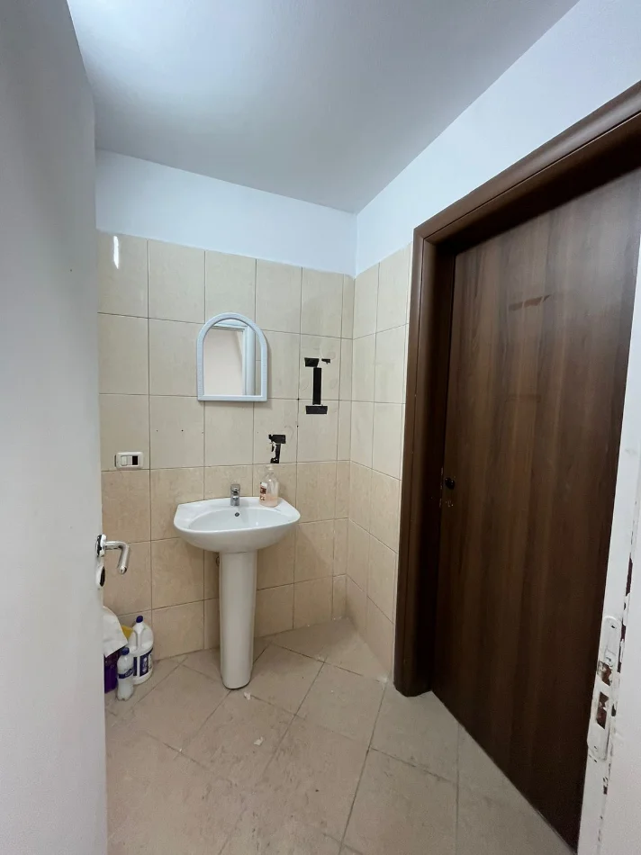 Tirane, jepet me qera zyre Kati 3, 175 m² 2.250 € 