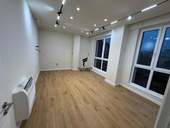 Tirane, jepet me qera zyre Kati 2, 58 m² 1.000 € (KOMUNA E PARISIT)