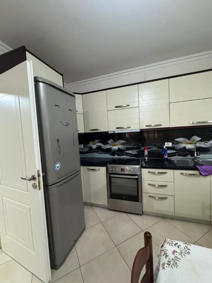 Tirane, jepet me qera apartament 1+1+Ballkon Kati 4, 70 m² 450 € (Astir, Tiranë)