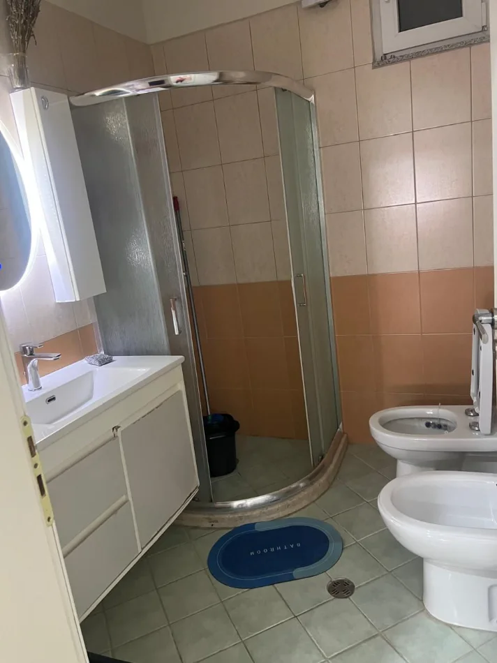 Tirane, jepet me qera apartament 1+1+Ballkon Kati 4, 70 m² 450 € (Astir, Tiranë)