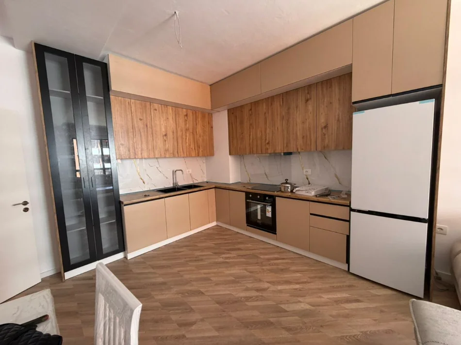 Tirane, jepet me qera apartament 2+1 Kati 5, 600 € (urban gate)