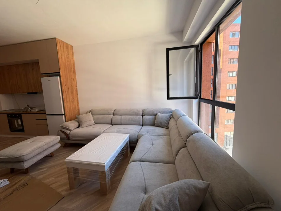 Tirane, jepet me qera apartament 2+1 Kati 5, 600 € (urban gate)