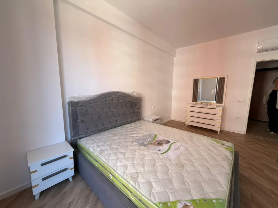 Tirane, jepet me qera apartament 2+1 Kati 5, 600 € (urban gate)