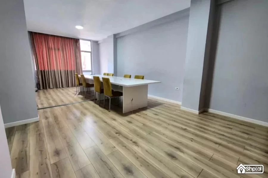 🤩Shitet: 2+1+2🚾 & Ballkon Gjigand 📍( M. Shyri - Mulliri Vjetër/Rr. Islam Alla) 400m nga Sheshi Skëndërbe 122m² Çmimi 297.000€ ✨