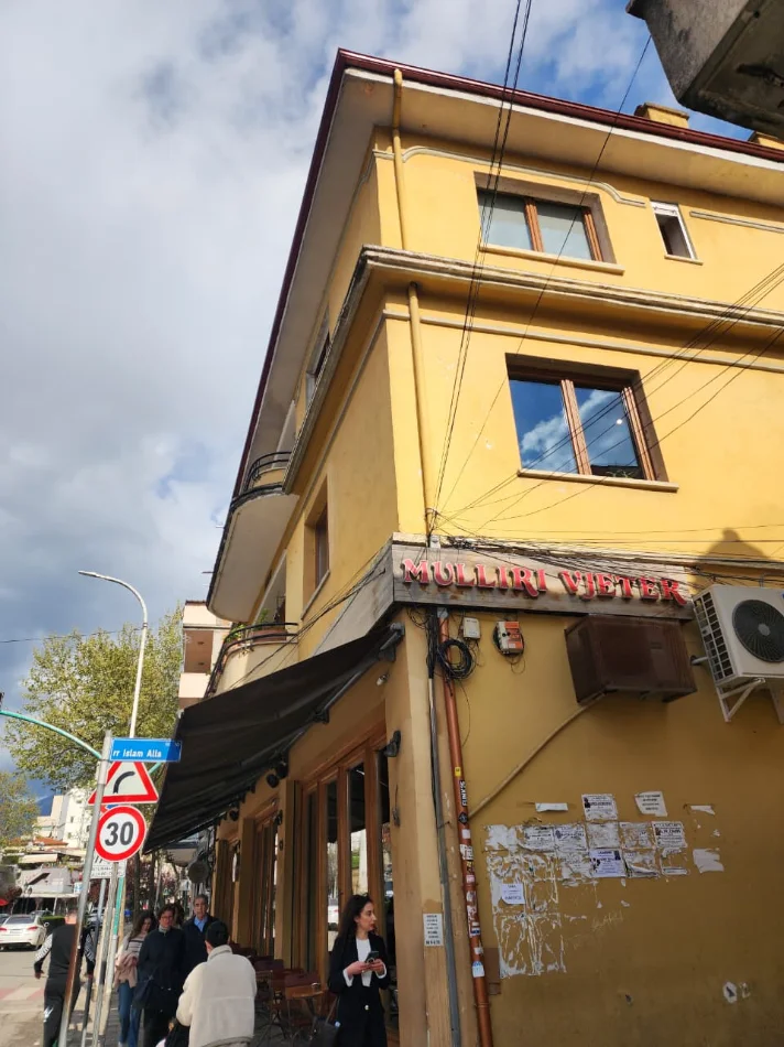 🤩Shitet: 2+1+2🚾 & Ballkon Gjigand 📍( M. Shyri - Mulliri Vjetër/Rr. Islam Alla) 400m nga Sheshi Skëndërbe 122m² Çmimi 297.000€ ✨