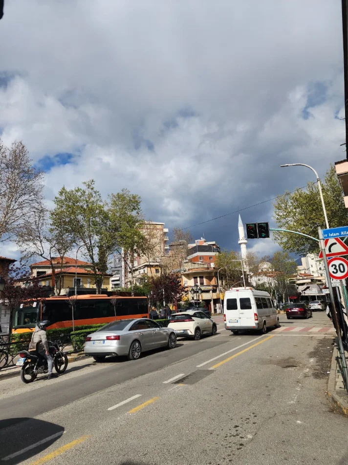 🤩Shitet: 2+1+2🚾 & Ballkon Gjigand 📍( M. Shyri - Mulliri Vjetër/Rr. Islam Alla) 400m nga Sheshi Skëndërbe 122m² Çmimi 297.000€ ✨