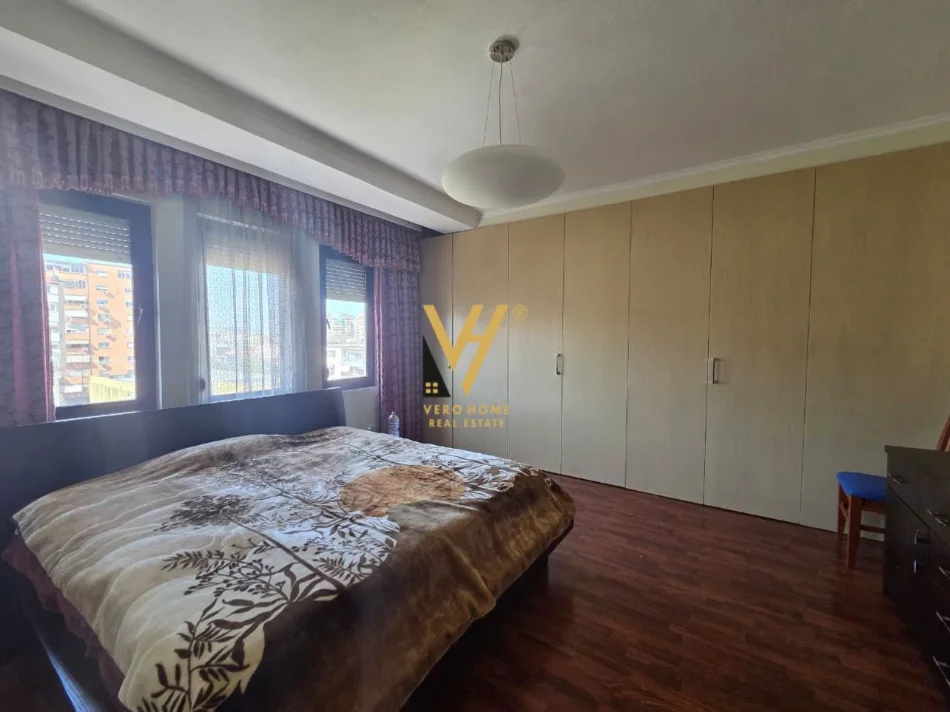 Tirane, shitet apartament 3+1+Ballkon Kati 8, 155 m² 65.000 € (BLLOK)