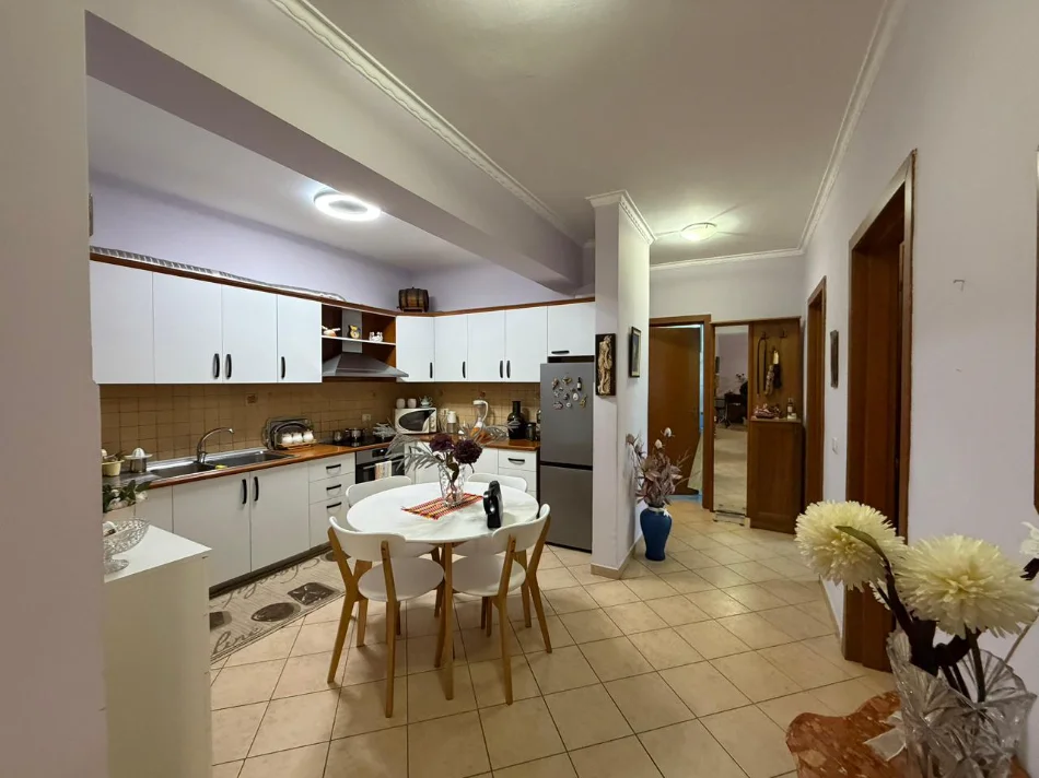 Tirane, jepet me qera apartament 2+1 , 106 m² 700 €