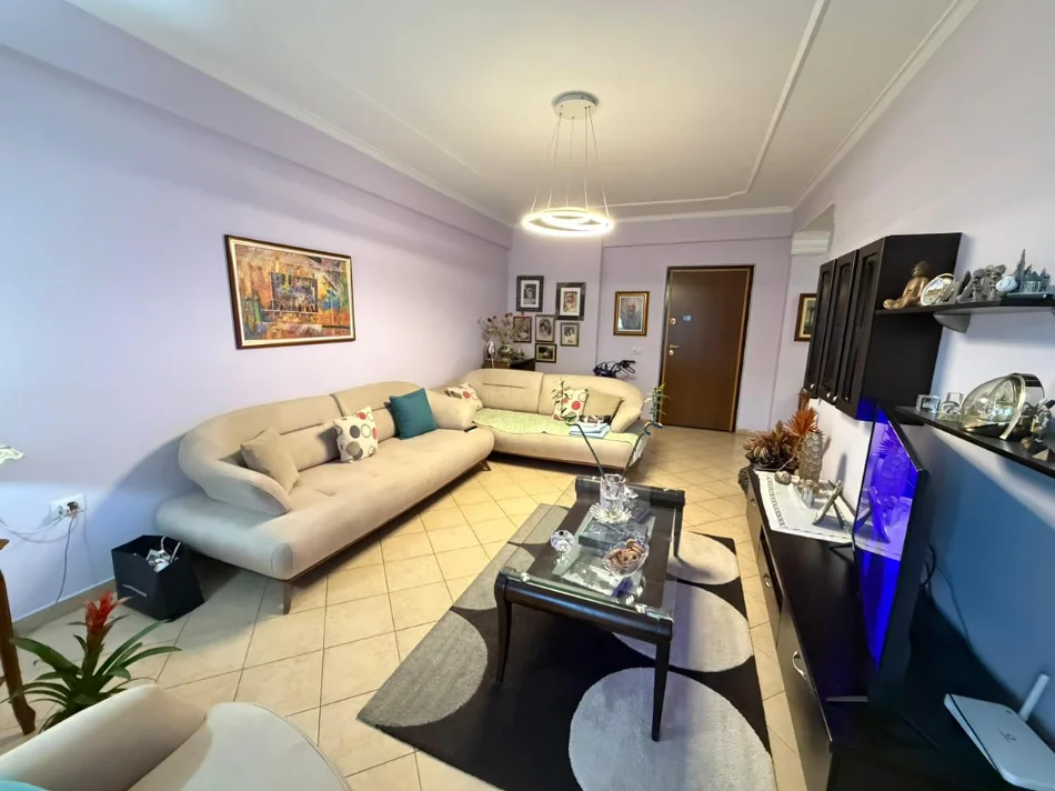 Tirane, jepet me qera apartament 2+1 , 106 m² 700 €