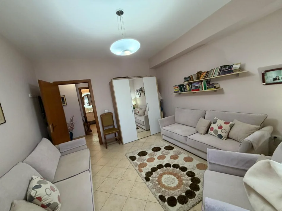 Tirane, jepet me qera apartament 2+1 , 106 m² 700 €