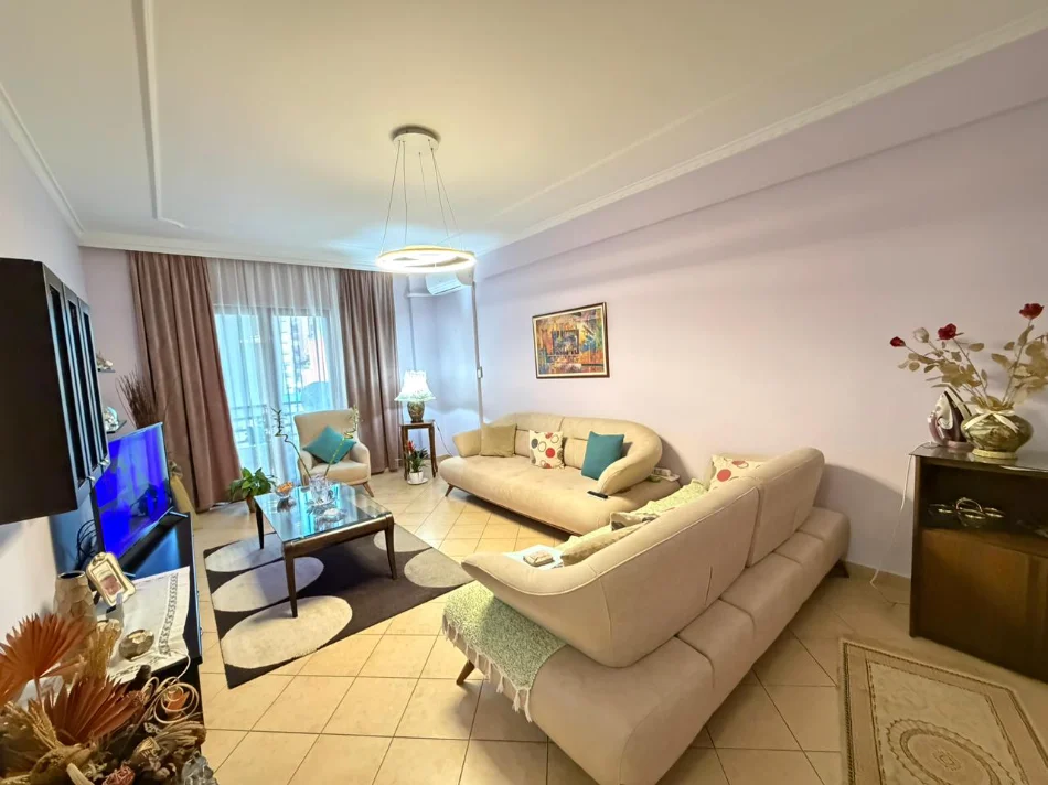 Tirane, jepet me qera apartament 2+1 , 106 m² 700 €