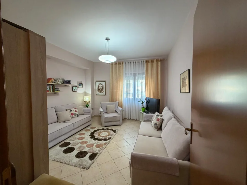 Tirane, jepet me qera apartament 2+1 , 106 m² 700 €