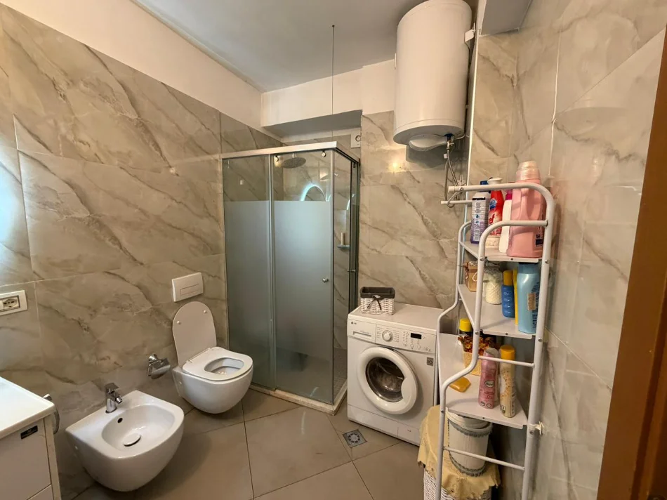 Tirane, jepet me qera apartament 2+1 , 106 m² 700 €