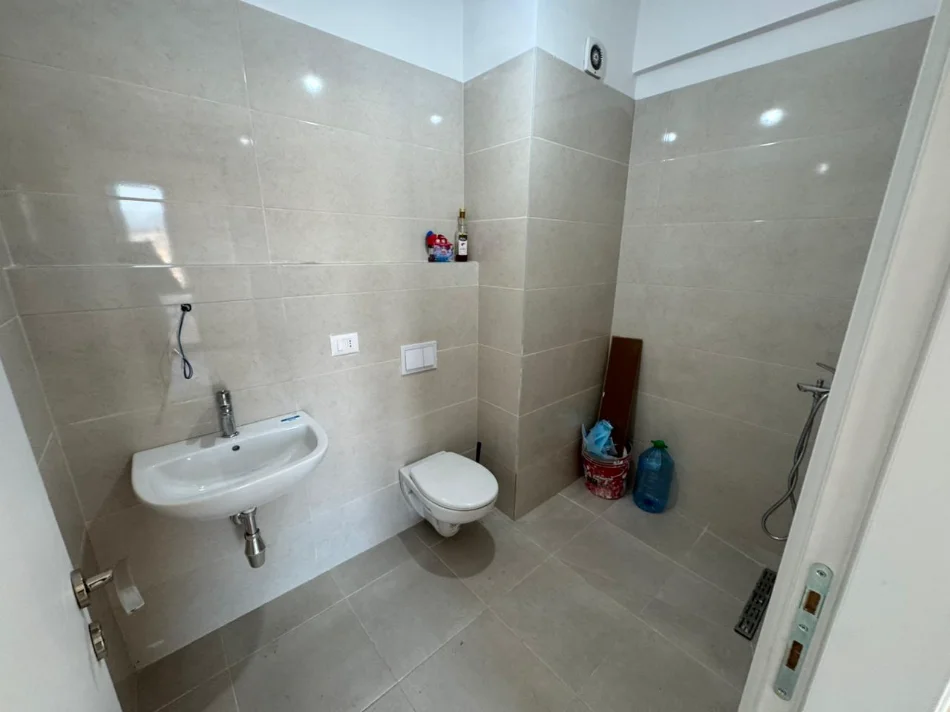 Tirane, jepet me qera apartament 2+1 Kati 5, 