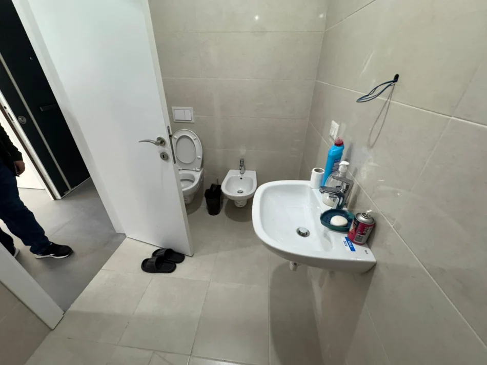 Tirane, jepet me qera apartament 2+1 Kati 5, 