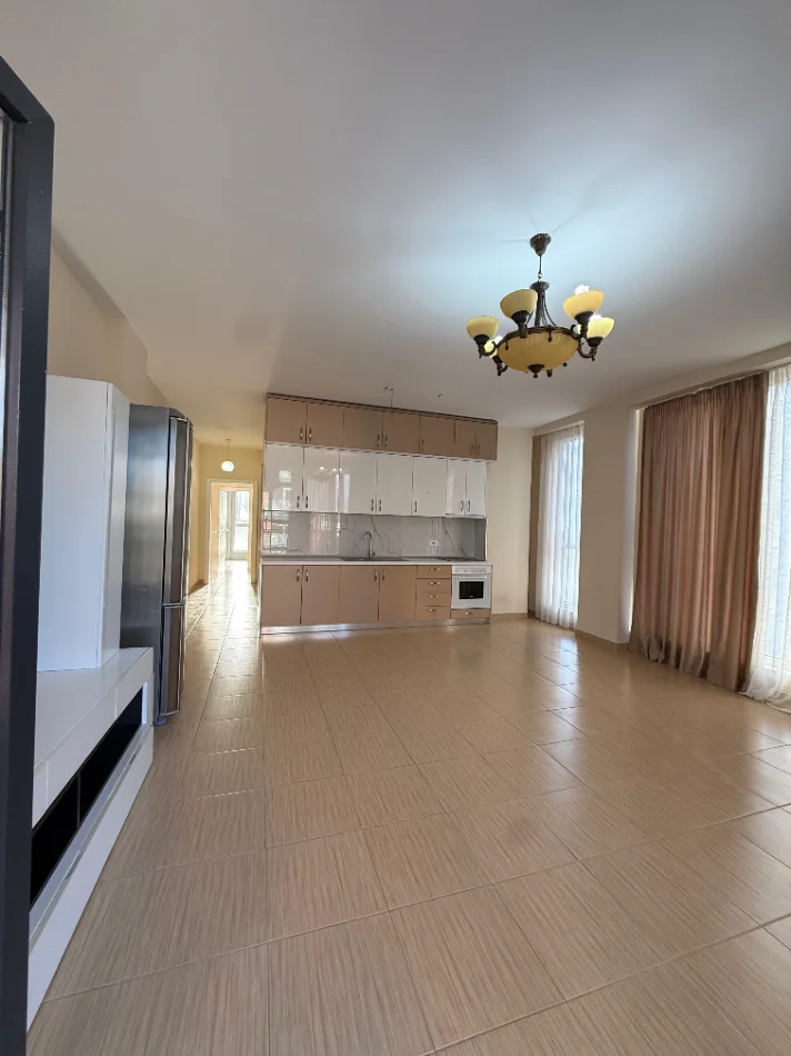 Tirane, jepet me qera apartament 2+1+Ballkon Kati 4, (Bulevardi i Ri)
