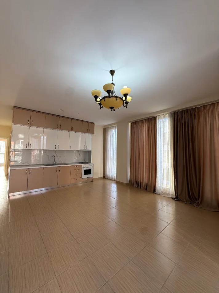 Tirane, jepet me qera apartament 2+1+Ballkon Kati 4, (Bulevardi i Ri)