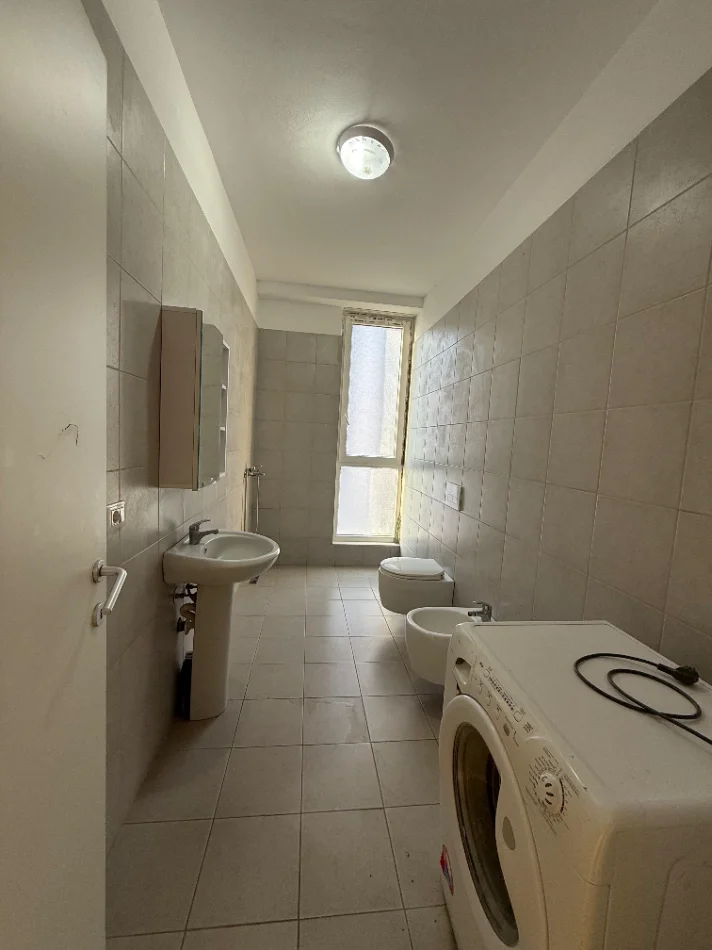 Tirane, jepet me qera apartament 2+1+Ballkon Kati 4, (Bulevardi i Ri)