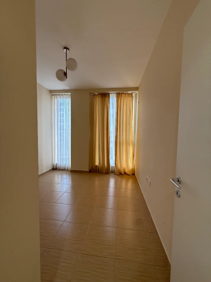 Tirane, jepet me qera apartament 2+1+Ballkon Kati 4, (Bulevardi i Ri)