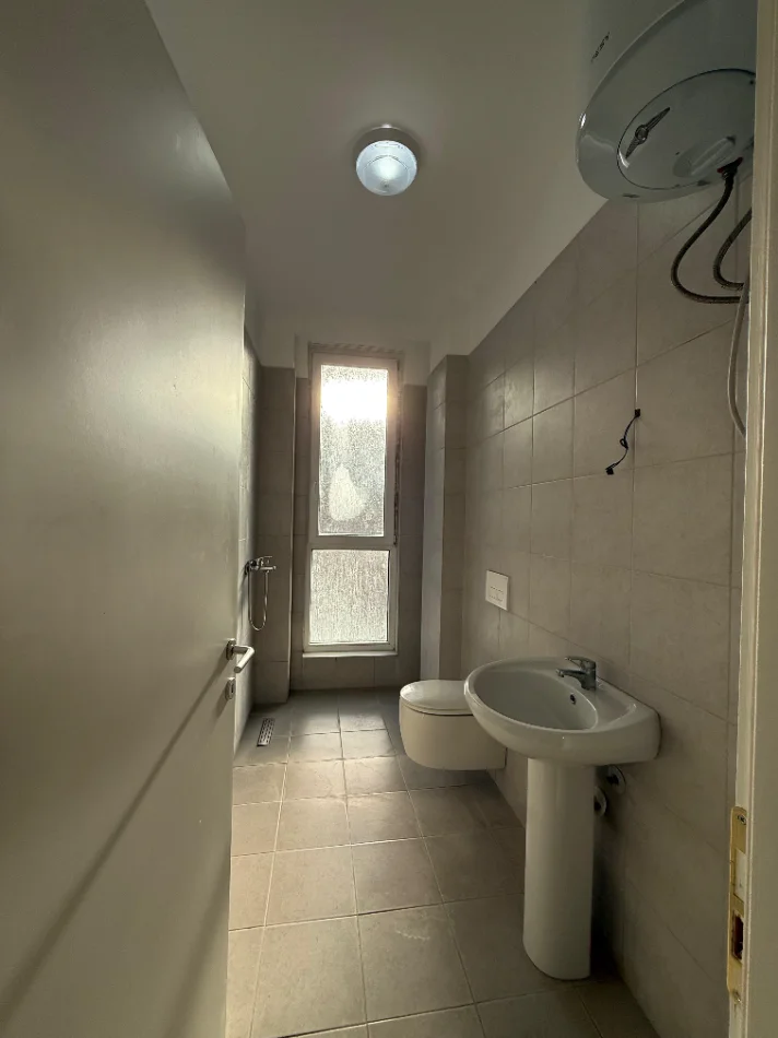 Tirane, jepet me qera apartament 2+1+Ballkon Kati 4, (Bulevardi i Ri)