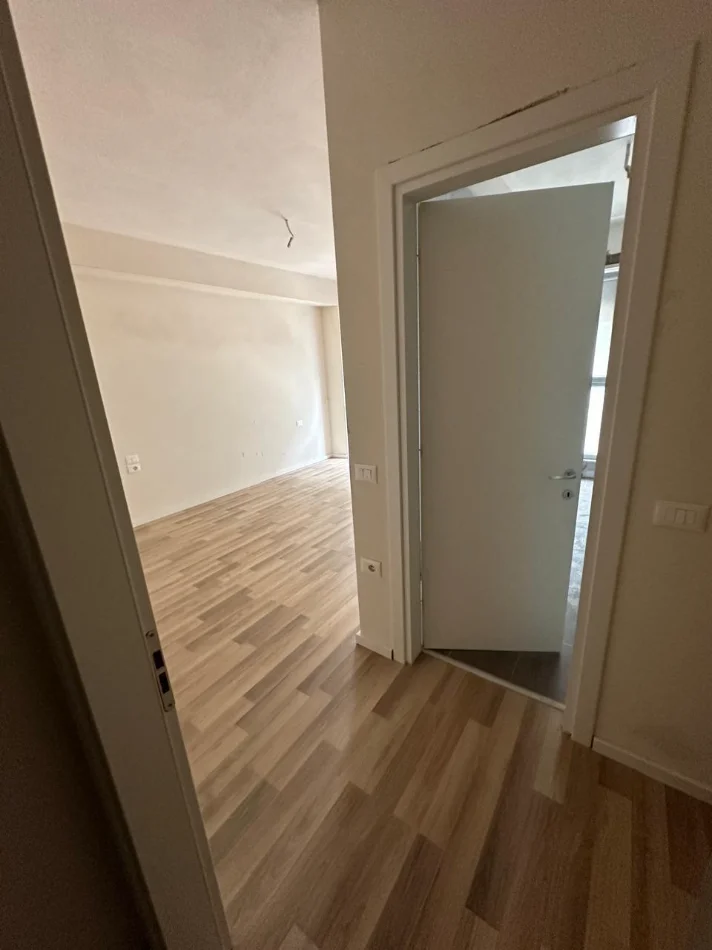 Tirane, jepet me qera zyre Kati 1, 107 m² 600 € 