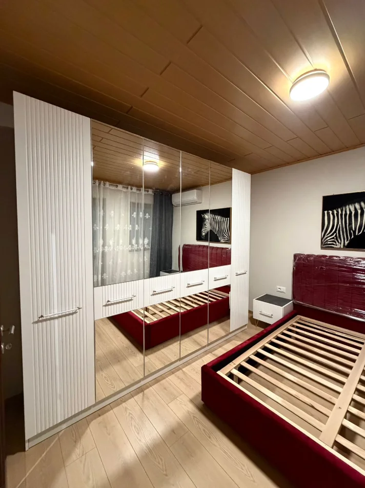 Tirane, jepet me qera apartament 1+1 Kati 3, 68 m² 550 € (Qendra globe, rruga e Kavajes)