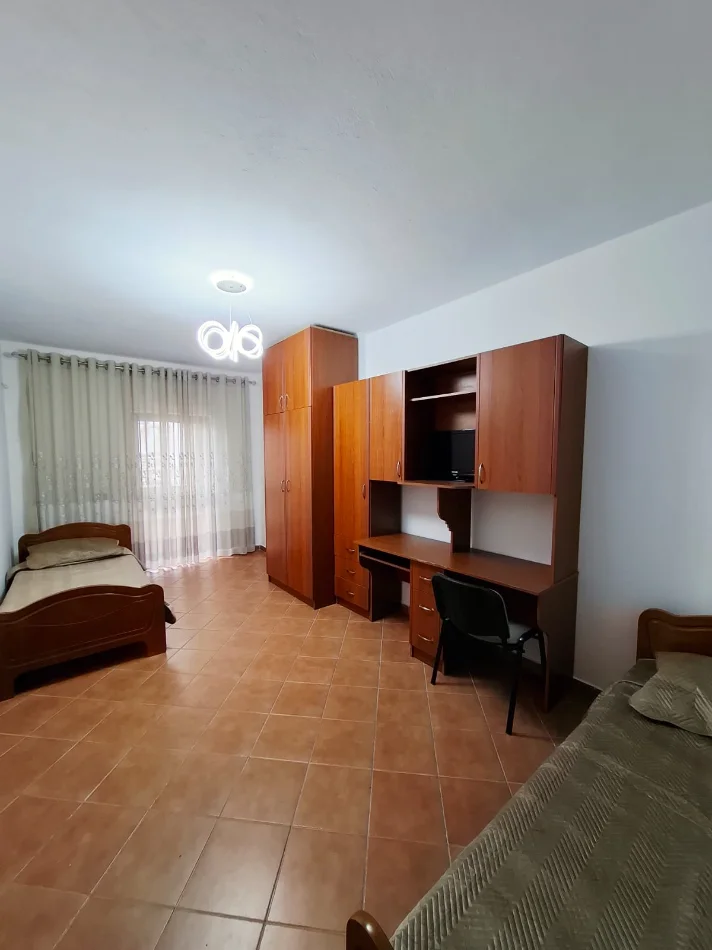 Tirane, jepet me qera apartament 2+1+Ballkon Kati 3, 115 m² 600 € 