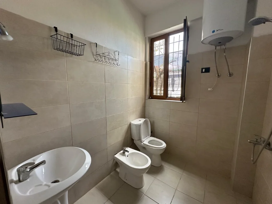 Tirane, jepet me qera 1+1 Kati 1, 