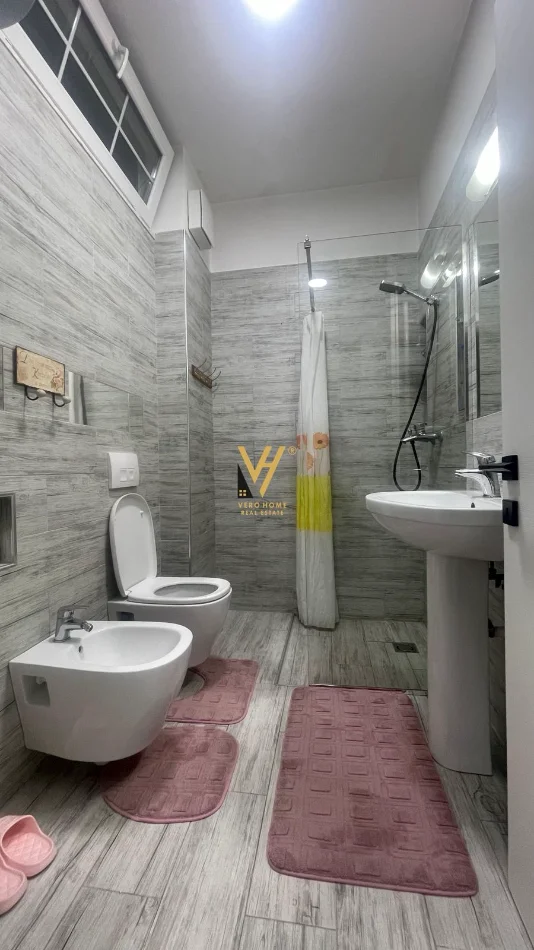 Tirane, jepet me qera apartament 1+1+Ballkon Kati 3, 65 m² 670 € (KOMUNA E PARISIT)