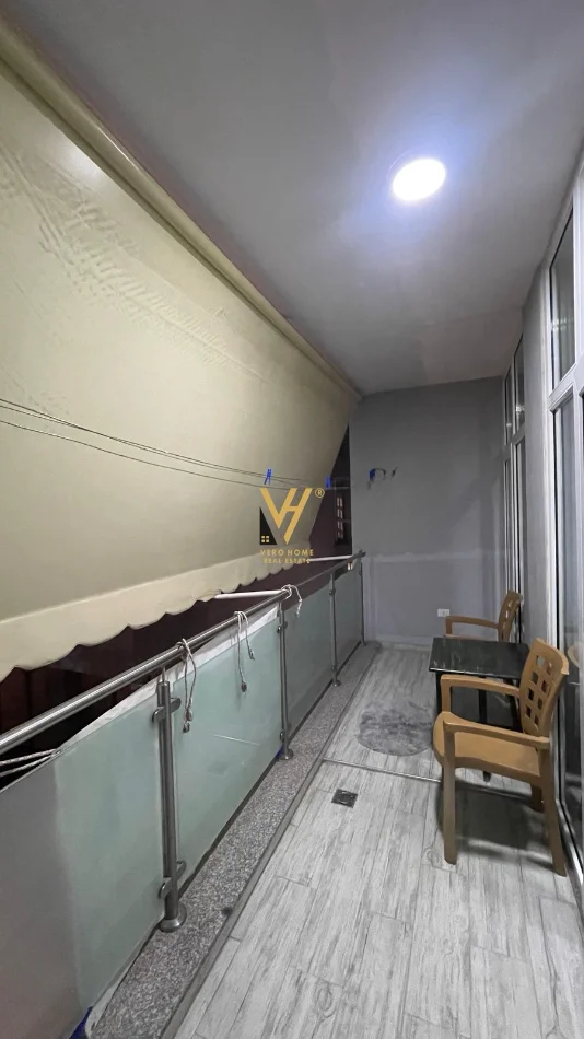 Tirane, jepet me qera apartament 1+1+Ballkon Kati 3, 65 m² 670 € (KOMUNA E PARISIT)