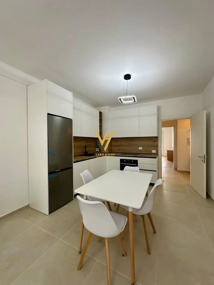 Tirane, jepet me qera apartament 1+1+Ballkon Kati 4, 98 m² 520 € (UNIVERS CITY)